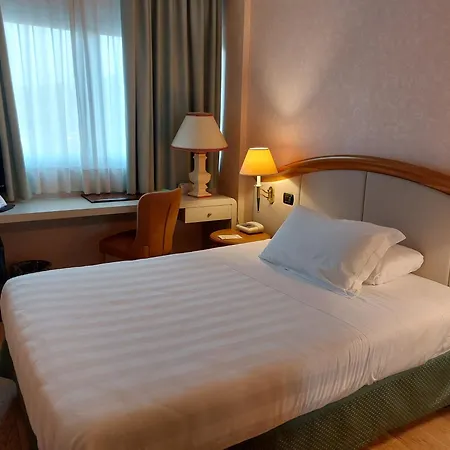 Plaza 4* 페루자
